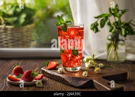 Erdbeerlimonade mit Minze. Eistee mit Erdbeeren. Erfrischender Cocktail im Sommer mit Eis. Stockfoto