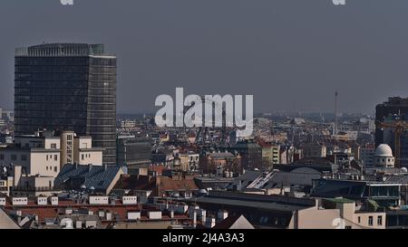 Schöner Blick über die Innenstadt von Wien, Hauptstadt von Österreich, mit dem berühmten Vergnügungspark Wurstelprater, inklusive Riesenrad. Stockfoto