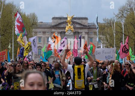 London, Großbritannien. 13. April 2022. Extinction Rebellion (XR)-Mitglieder versammelten sich im Hyde Park und marschierten durch London, überquerten die Westminster Bridge zur Southbank und endeten im Shell-Hauptquartier, wo sich mehrere Aktivisten am Boden festklebten und mehrere Eingänge zum Gebäude blockierten. Der heutige Tag war Teil einer einwöchigen Welle von Protesten und zivilen Ungehorsamsmaßnahmen, die die britische Regierung angesichts der Klimakrise und der ökologischen Notlage dazu aufforderte, die gesamte neue Infrastruktur für fossile Brennstoffe sofort zu stoppen. Quelle: Dan Pearson/Alamy Live News Stockfoto