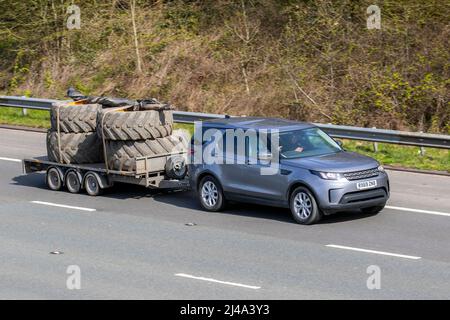 2019 grauer Land Rover Discovery S SD4 Auto Commercial SE 1999 ccm SUV 8-Gang-Automatikgetriebe, Ziehen eines dreirädrigen Anhängers mit großen Traktorreifen Stockfoto