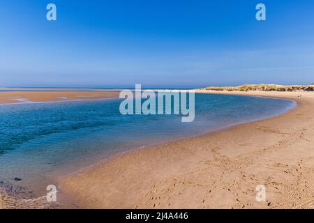 Budle Wasser fließt in Richtung Meer bei Budle Point, Northumberland, England Stockfoto