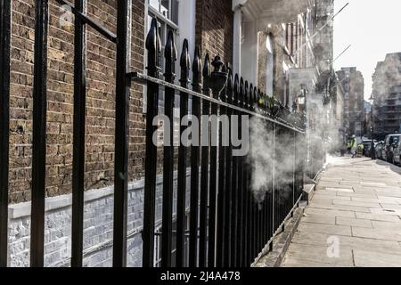 Kohlendioxid und Wasserdampf, der durch einen Rauchabzug aus einem Kessel nach außen in ein Wohnhaus in Westminster, London, England, Großbritannien, geleitet wird Stockfoto