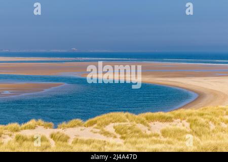 Budle Water an der Budle Bay mit Lindisfarne Castle im Hintergrund, Northumberland Coast Path, England Stockfoto