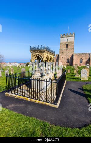 Das Grab von Grame Darling im Kirchhof der St. Aidan’s Church in Bamburgh, Northumberland Coast, England Stockfoto