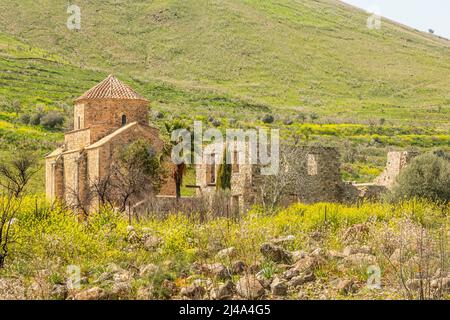 Ruinen von Panagia tou Sinti ortodox Kloster mit Tempel in der Mitte, Zypern Stockfoto