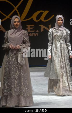 Jakarta, Indonesien. 13. April 2022. Models präsentieren Kreationen der Designerin Rina Emilida während der Indonesia Fashion Week 2022 in Jakarta, Indonesien, am 13. April 2022. Quelle: Agung Kuncahya B./Xinhua/Alamy Live News Stockfoto