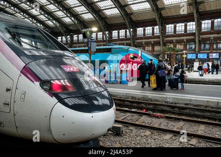 Gare Lilles Flandres a Lilles et Trains Ouigo | Bahnhof Lilles Flandres in den Zügen Lilles und Ouigo Stockfoto