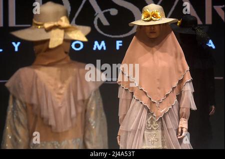 Jakarta, Indonesien. 13. April 2022. Models präsentieren Kreationen der Designerin Rina Emilida während der Indonesia Fashion Week 2022 in Jakarta, Indonesien, am 13. April 2022. Quelle: Agung Kuncahya B./Xinhua/Alamy Live News Stockfoto