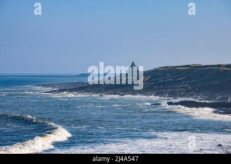 Blick nach Süden zum Howick Bathing House mit rauer See, Northumberland Coast Path, England Stockfoto