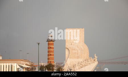 Denkmal der Entdeckungen, Padrão dos Descobrimentos, und Belem Leuchtturm, Denkmäler am Tejo im Stadtteil Santa Maria de Belém von Lissabon, Stockfoto