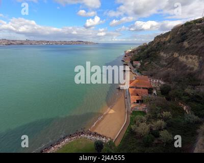 Almada, Portugal - November, 2021 : Jardim do Rio, der Gartenbereich mit herrlichem Blick auf Lissabon über den Fluss Tejo Stockfoto