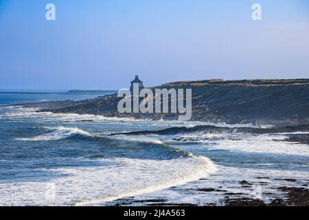 Blick nach Süden zum Howick Bathing House mit rauer See, Northumberland Coast Path, England Stockfoto