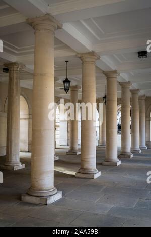 Kolonnaden in den Kammern der Pump Court-Barristoren. Temple, London, England, Großbritannien Stockfoto