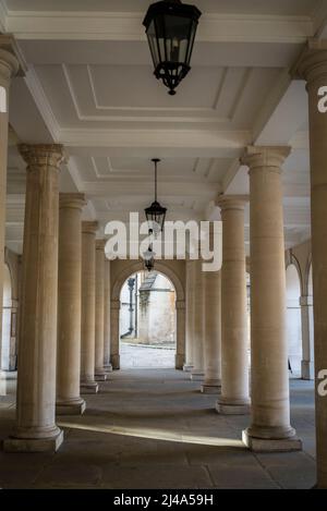 Kolonnaden in den Kammern der Pump Court-Barristoren. Temple, London, England, Großbritannien Stockfoto