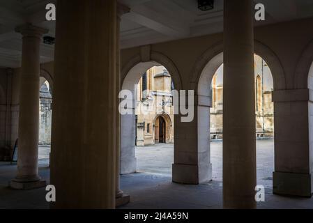 Kolonnaden in den Kammern der Pump Court-Barristoren. Temple, London, England, Großbritannien Stockfoto