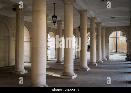 Kolonnaden in den Kammern der Pump Court-Barristoren. Temple, London, England, Großbritannien Stockfoto