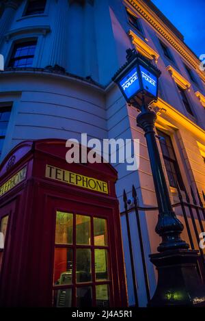 Metropolitan Police Straßenlampe und klassische Londoner Telefonzelle, City of Westminster, London, England, Großbritannien Stockfoto