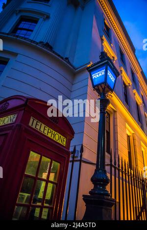 Metropolitan Police Straßenlampe und klassische Londoner Telefonzelle, City of Westminster, London, England, Großbritannien Stockfoto