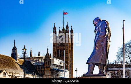 Statue von Sir Winston Churchill, Parliament Square in der Nähe des Palastes von Westminster, London, England, Großbritannien. Stockfoto