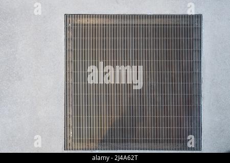 Fragment eines modernen Lüftungsgrills in einem Betonboden Stockfoto
