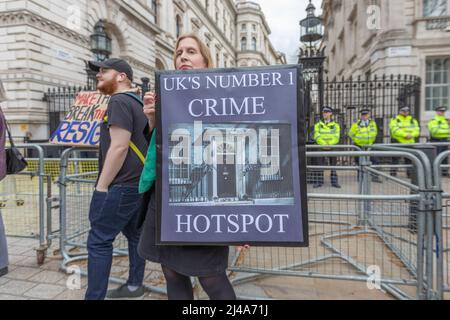 London, Großbritannien. 13. April 2022. Eine kleine Gruppe von Demonstranten vor der Downing Street ruft den Premierminister Boris Johnson zum Rücktritt auf. Penelope Barritt/Alamy Live News Stockfoto