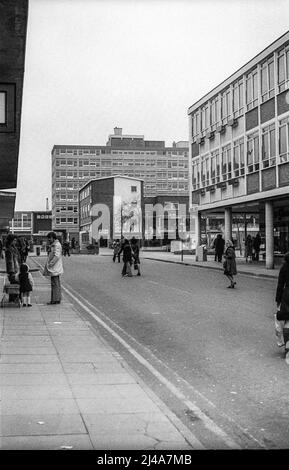 Archivfoto der Reihen im Stadtzentrum von Harlow. Das Bild ist ein Scan des ursprünglichen s/w-Negativs aus dem Jahr 1974. Stockfoto