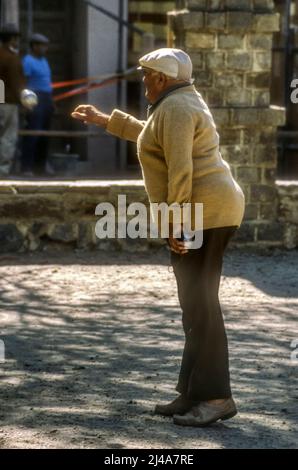 Archivfoto des Mannes, der im Languedoc in Südfrankreich Boules oder Pétanque spielt. Stockfoto