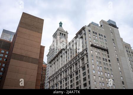 Klassisches Steingebäude mit Uhrenturm in East Village, New York City Stockfoto