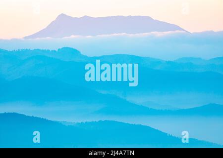 Montseny und Les Agudes bei Sonnenaufgang im Winter (Blick von Tavertet, Osona) Stockfoto