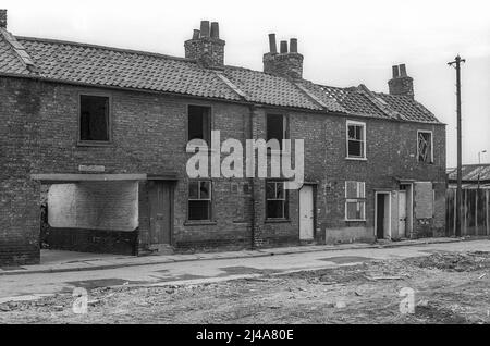 Archivfoto von verdarben & teilweise abgerissenen Häusern in der Kirby Street, King's Lynn. Das Bild ist ein Scan des ursprünglichen Schwarzweiß-Negativs, das im Februar 1976 aufgenommen wurde. Stockfoto