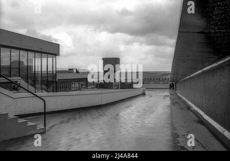 Schwarz & Weiß Archiv Bild des Zentrums von Cumbernauld Neue Stadt, April 1977. Stockfoto