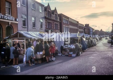 1975 Archivbild des Marktes in der Aughton Street, Ormskirk in Lancashire vor der Fußgängerzone. Stockfoto