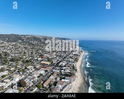 Luftaufnahme der Küste von Südkalifornien an sonnigen Tagen, USA Stockfoto