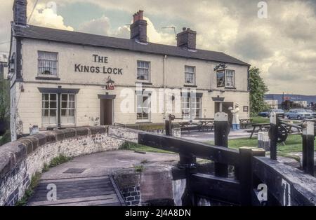 1980s Archivbild des öffentlichen Hauses Kings Lock neben dem Trent & Mersey Canal in Middlewich, CHeshire. Stockfoto