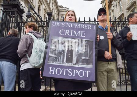 London, Großbritannien. 13.. April 2022. Demonstranten versammelten sich vor der Downing Street und forderten den Rücktritt des Premierministers Boris Johnson und des Schatzkanzlers Rishi Sunak. Die beiden Politiker erhielten Geldstrafen wegen Parteien in der Downing Street während der Zwangssperre, bekannt als „Partygate“, und haben erklärt, dass sie trotz des Skandals nicht beabsichtigen, ihr Amt niederzulegen. Kredit: Vuk Valcic/Alamy Live Nachrichten Stockfoto