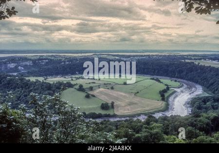 Blick auf Chepstow vom Wye Valley Fernwanderweg, über einen Mäander im Fluss Wye, der die Grenze zwischen England und Wales bildet. Stockfoto