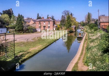 1990s Archivbild des Oxford Canal nach Norden von der Cropredy Wharf Bridge, Bridge 153. Stockfoto