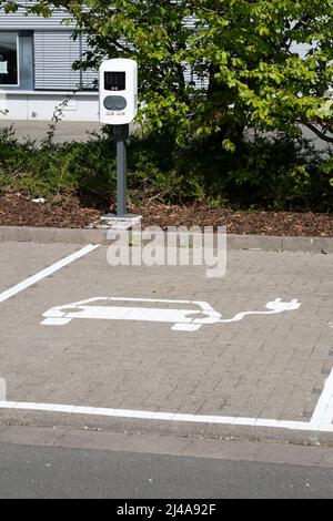 Köln, Deutschland. 12. April 2022. Parkplatz mit Ladestation für Elektrofahrzeuge, Feature, Randmotive, symbolisches Foto, in den MMC Studios am 12.. April 2022 in Köln, Quelle: dpa/Alamy Live News Stockfoto