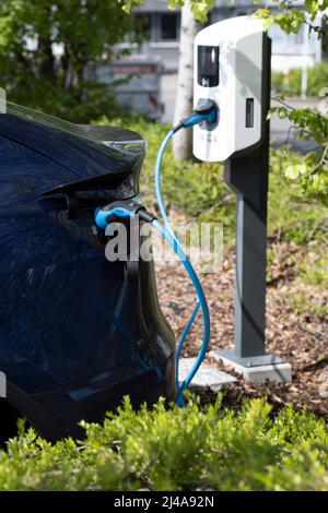 Köln, Deutschland. 12. April 2022. Parkplatz mit Ladestation für Elektrofahrzeuge, Feature, Randmotive, symbolisches Foto, in den MMC Studios am 12.. April 2022 in Köln, Deutschland Quelle: dpa/Alamy Live News Stockfoto