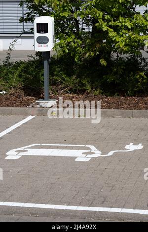 Köln, Deutschland. 12. April 2022. Parkplatz mit Ladestation für Elektrofahrzeuge, Feature, Randmotive, symbolisches Foto, in den MMC Studios am 12.. April 2022 in Köln, Quelle: dpa/Alamy Live News Stockfoto