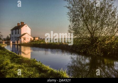 1990er Archivbild des Schloss-Keeper-Cottage in Grant's Lock am Oxford Canal. 2020 durch einen Brand beschädigt. Stockfoto