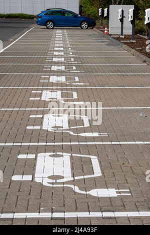 Köln, Deutschland. 12. April 2022. Parkplatz mit Ladestation für Elektrofahrzeuge, Feature, Randmotive, symbolisches Foto, in den MMC Studios am 12.. April 2022 in Köln, Deutschland Quelle: dpa/Alamy Live News Stockfoto