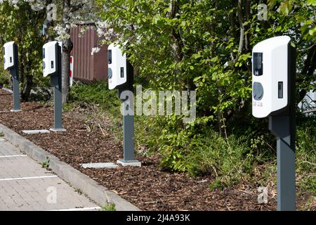 Köln, Deutschland. 12. April 2022. Parkplatz mit Ladestation für Elektrofahrzeuge, Feature, Randmotive, symbolisches Foto, in den MMC Studios am 12.. April 2022 in Köln, Deutschland Quelle: dpa/Alamy Live News Stockfoto