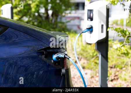 Köln, Deutschland. 12. April 2022. Parkplatz mit Ladestation für Elektrofahrzeuge, Feature, Randmotive, symbolisches Foto, in den MMC Studios am 12.. April 2022 in Köln, Deutschland Quelle: dpa/Alamy Live News Stockfoto