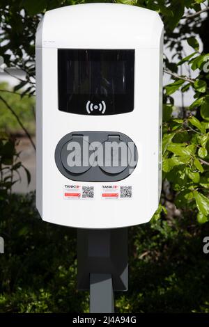 Köln, Deutschland. 12. April 2022. Parkplatz mit Ladestation für Elektrofahrzeuge, Feature, Randmotive, symbolisches Foto, in den MMC Studios am 12.. April 2022 in Köln, Quelle: dpa/Alamy Live News Stockfoto