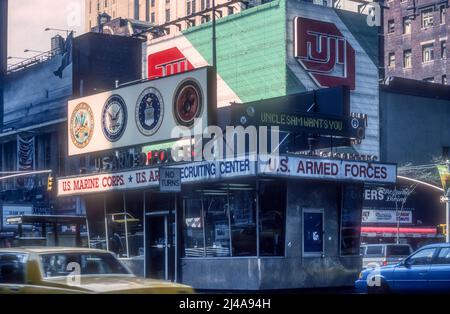 1994 Archivbild der US-Streitkräfte Times Square Recruiting Station, New York. Stockfoto