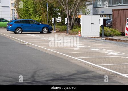 Köln, Deutschland. 12. April 2022. Parkplatz mit Ladestation für Elektrofahrzeuge, Feature, Randmotive, symbolisches Foto, in den MMC Studios am 12.. April 2022 in Köln, Deutschland Quelle: dpa/Alamy Live News Stockfoto