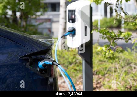 Köln, Deutschland. 12. April 2022. Parkplatz mit Ladestation für Elektrofahrzeuge, Feature, Randmotive, symbolisches Foto, in den MMC Studios am 12.. April 2022 in Köln, Deutschland Quelle: dpa/Alamy Live News Stockfoto