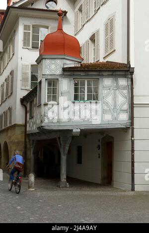 Luzern, Schweiz - 11. Mai 2016: Die Fachwerkmauer wurde zur Erweiterung des Backsteingebäudes genutzt. Dieses Gebäude ist auf der linken Seite der R zu sehen Stockfoto