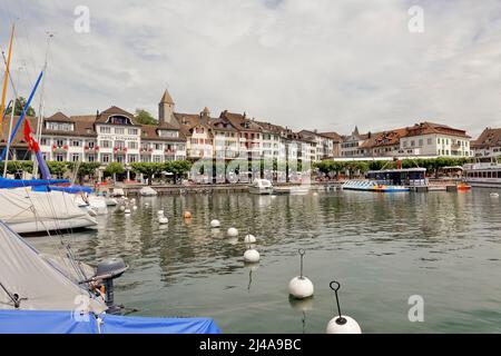 Rapperswil, Schweiz - 10. Mai 2016: Die Gebäude von Rapperswil an der Promenade, entlang derer in einer Reihe Platanen wachsen. Die Stadt ist hier zu sehen Stockfoto